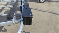 Навесной багажный ящик Blackit с установкой около крыла лодочного прицепа